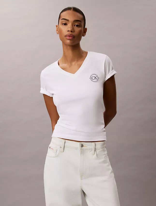 Camiseta con cuello en V y escudo CK bordado Camiseta con cuello en V y escudo CK bordado