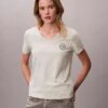Camiseta con cuello en V y escudo CK bordado Camiseta con cuello en V y escudo CK bordado