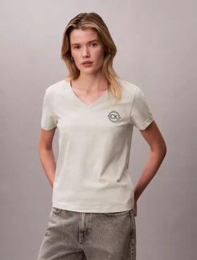 Camiseta con cuello en V y escudo CK bordado