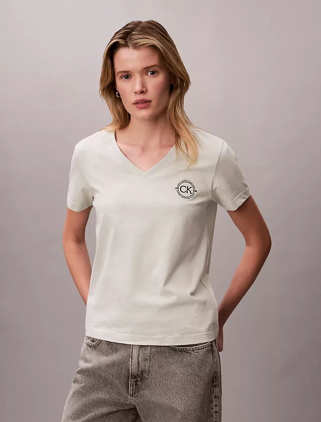 Camiseta con cuello en V y escudo CK bordado Camiseta con cuello en V y escudo CK bordado