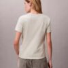 Camiseta con cuello en V y escudo CK bordado Camiseta con cuello en V y escudo CK bordado