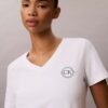 Camiseta con cuello en V y escudo CK bordado Camiseta con cuello en V y escudo CK bordado