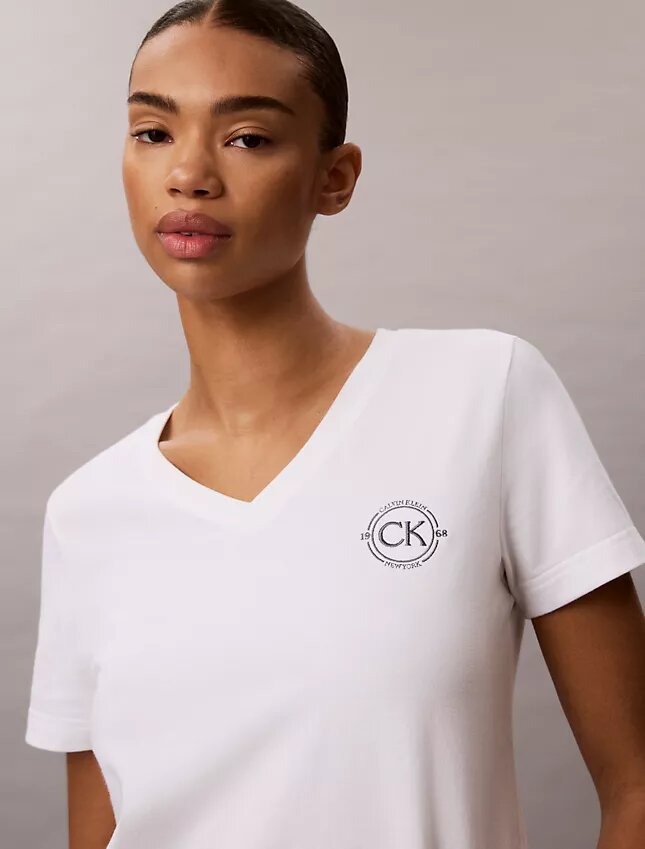 Camiseta con cuello en V y escudo CK bordado Camiseta con cuello en V y escudo CK bordado