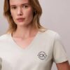 Camiseta con cuello en V y escudo CK bordado Camiseta con cuello en V y escudo CK bordado