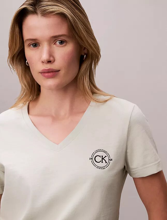 Camiseta con cuello en V y escudo CK bordado Camiseta con cuello en V y escudo CK bordado