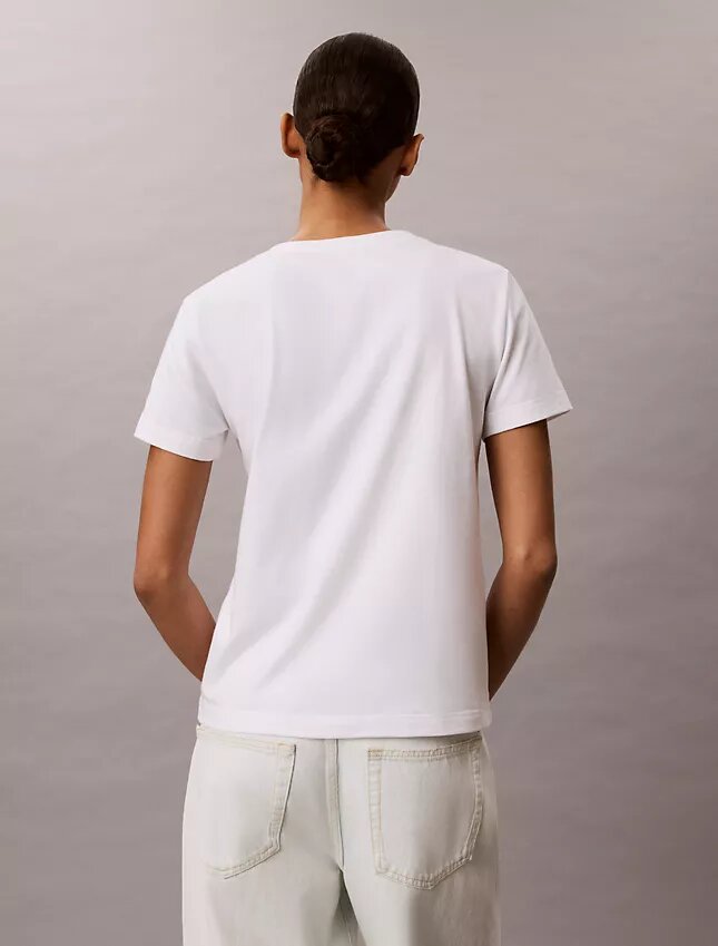 Camiseta con cuello en V y escudo CK bordado Camiseta con cuello en V y escudo CK bordado