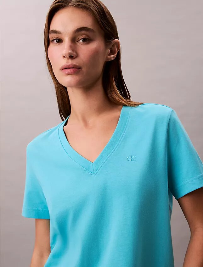 Camiseta con cuello en V y Monogram Camiseta con cuello en V y Monogram