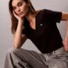 Camiseta con cuello en V y Monogram