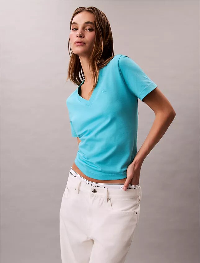 Camiseta con cuello en V y Monogram Camiseta con cuello en V y Monogram