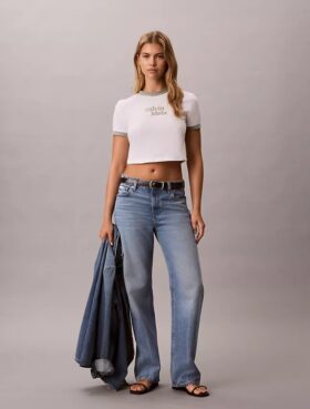 Camiseta corta con cuello redondo y gráfico del logotipo