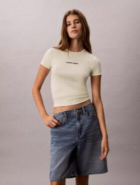 Camiseta corta con logotipo y ribete contorneado