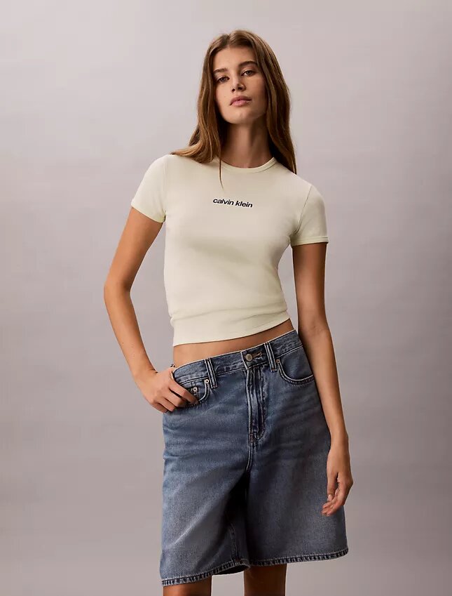 Camiseta corta con logotipo y ribete contorneado Camiseta corta con logotipo y ribete contorneado