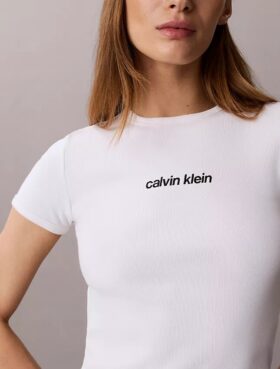 Camiseta corta con logotipo y ribete contorneado