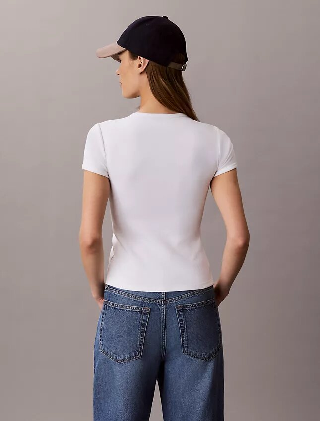 Camiseta corta con logotipo y ribete contorneado Camiseta corta con logotipo y ribete contorneado
