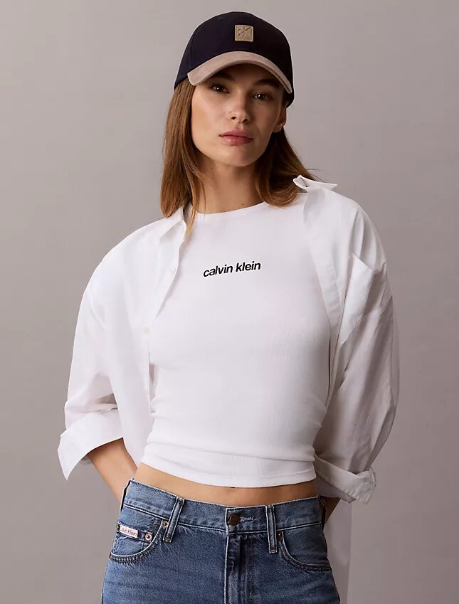 Camiseta corta con logotipo y ribete contorneado Camiseta corta con logotipo y ribete contorneado