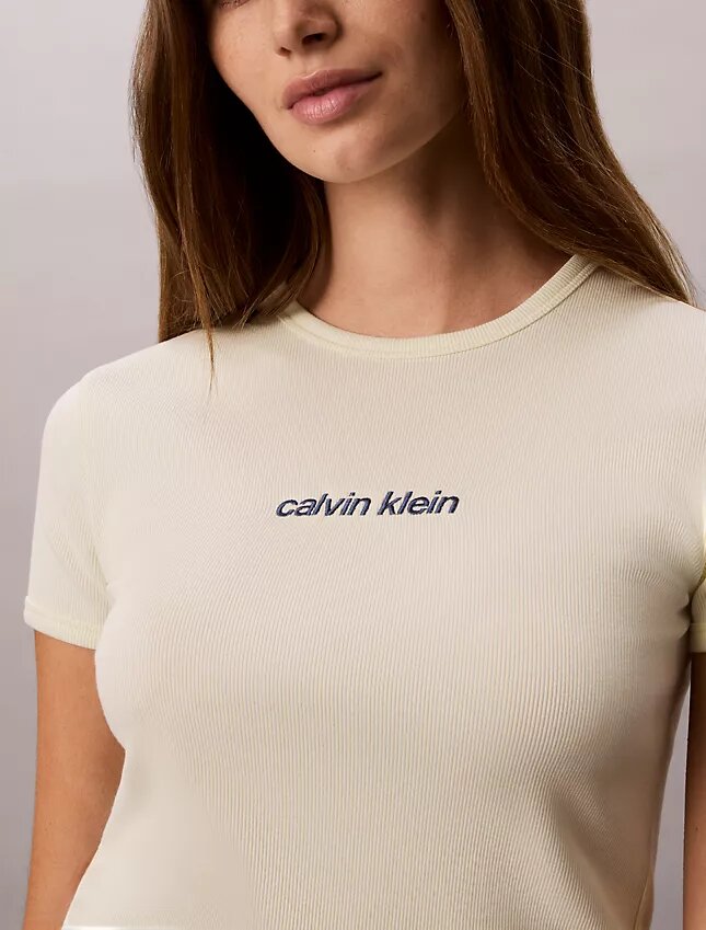 Camiseta corta con logotipo y ribete contorneado Camiseta corta con logotipo y ribete contorneado