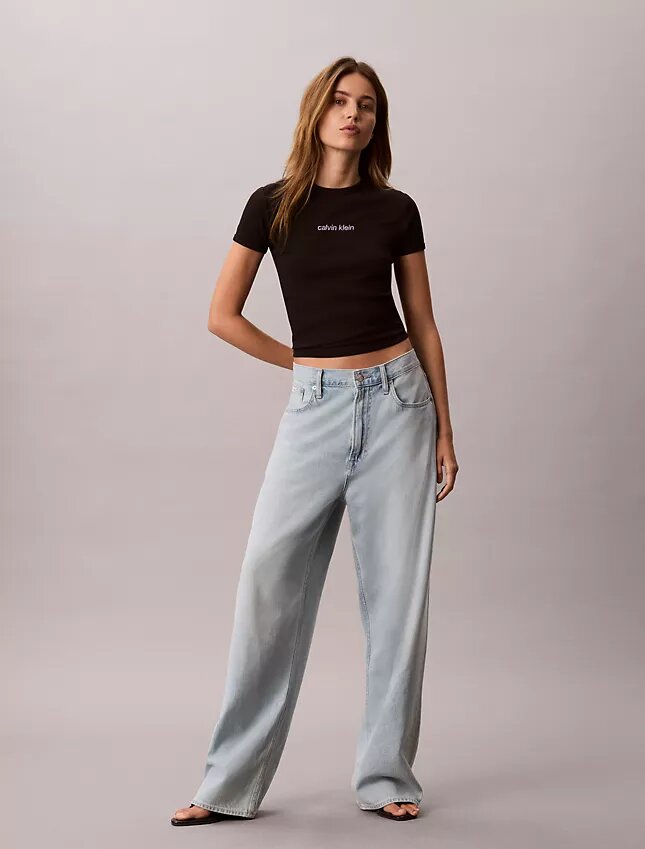 Camiseta corta con logotipo y ribete contorneado Camiseta corta con logotipo y ribete contorneado