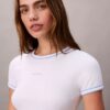 Camiseta corta con ribete en contraste, logo y estampado Camiseta corta con ribete en contraste, logo y estampado
