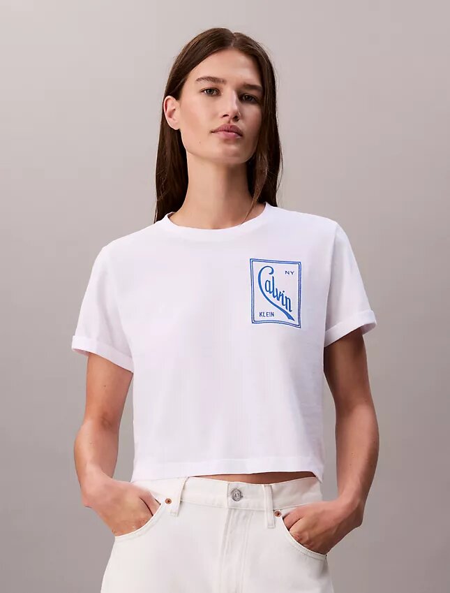 Camiseta corta de corte cuadrado con logotipo en letra cursiva
