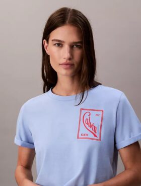 Camiseta corta de corte cuadrado con logotipo en letra cursiva