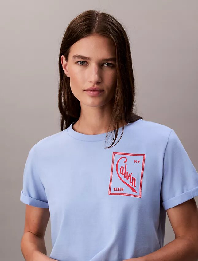 Camiseta corta de corte cuadrado con logotipo en letra cursiva