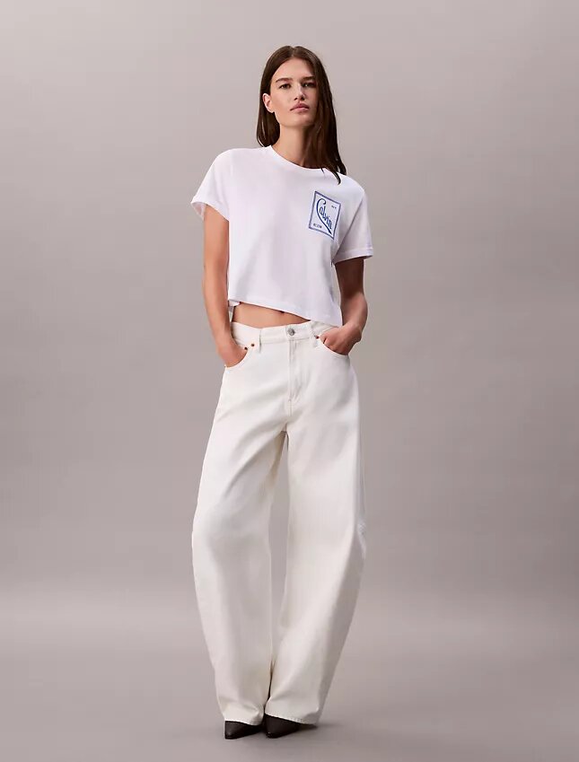 Camiseta corta de corte cuadrado con logotipo en letra cursiva