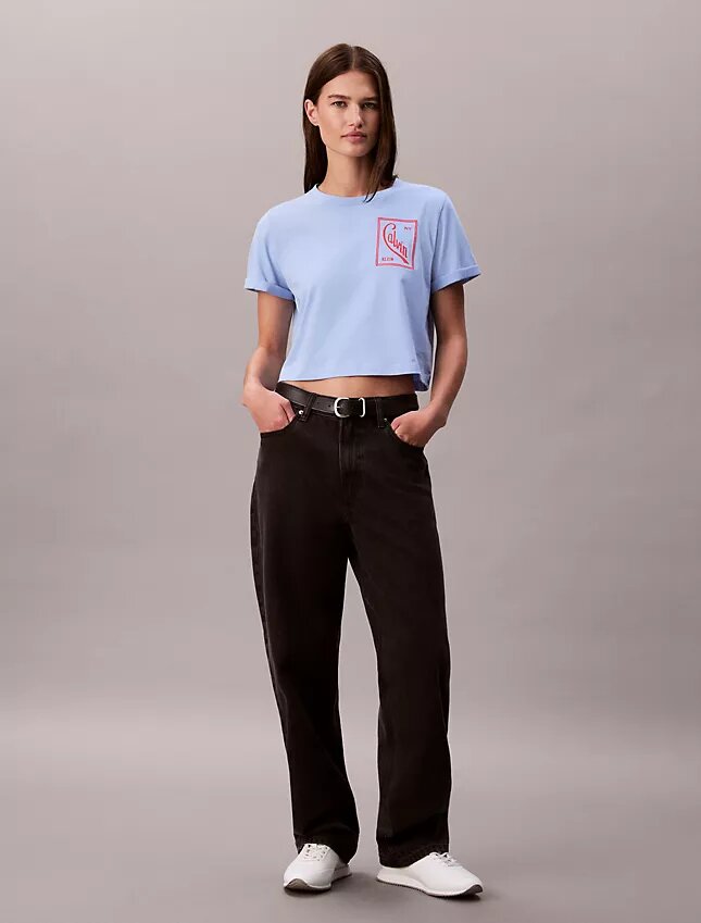 Camiseta corta de corte cuadrado con logotipo en letra cursiva