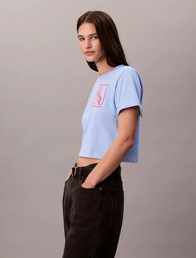 Camiseta corta de corte cuadrado con logotipo en letra cursiva