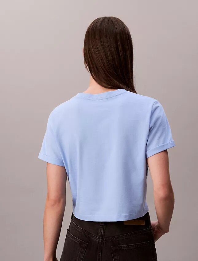 Camiseta corta de corte cuadrado con logotipo en letra cursiva