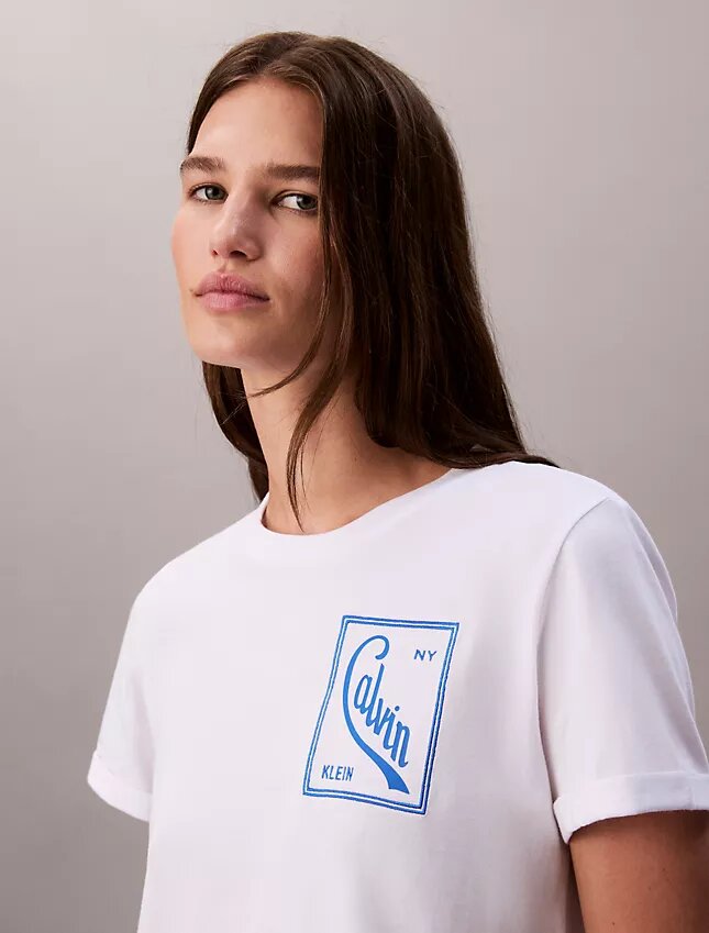 Camiseta corta de corte cuadrado con logotipo en letra cursiva