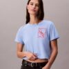 Camiseta corta de corte cuadrado con logotipo en letra cursiva