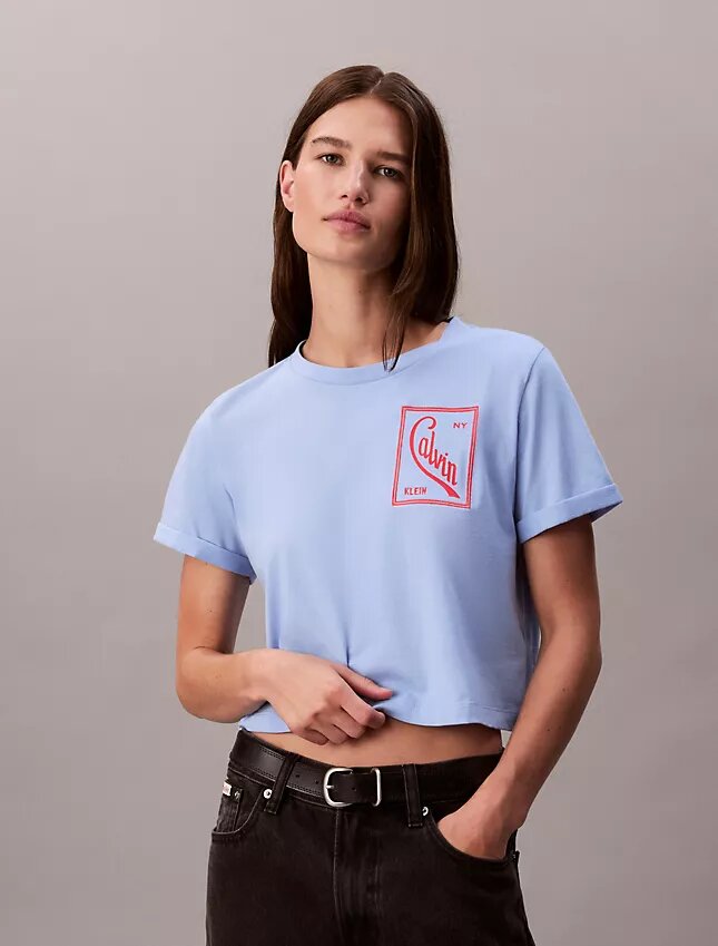 Camiseta corta de corte cuadrado con logotipo en letra cursiva