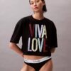 Camiseta corta holgada «Pride Viva Love» de Marc Hundley