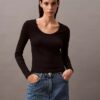 Camiseta de algodón con cuello en U y canalé