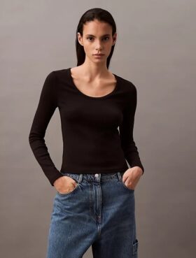 Camiseta de algodón con cuello en U y canalé