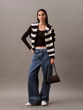 Camiseta de algodón con cuello en U y canalé