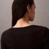 Camiseta de algodón con cuello en U y canalé