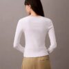 Camiseta de algodón con cuello en U y canalé