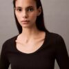 Camiseta de algodón con cuello en U y canalé
