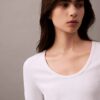 Camiseta de algodón con cuello en U y canalé