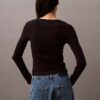 Camiseta de algodón con cuello en U y canalé