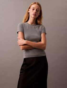Camiseta de algodón con ribete contorneado