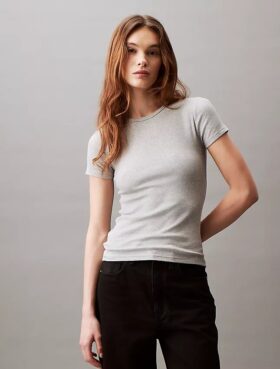 Camiseta de algodón con ribete contorneado