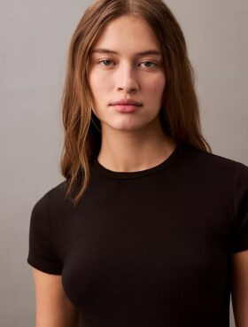 Camiseta de algodón con ribete contorneado