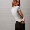 Camiseta de algodón con ribete contorneado