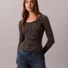 Camiseta de cuello en U con ribete contorneado de algodón Camiseta de cuello en U con ribete contorneado de algodón
