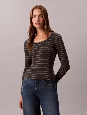 Camiseta de cuello en U con ribete contorneado de algodón