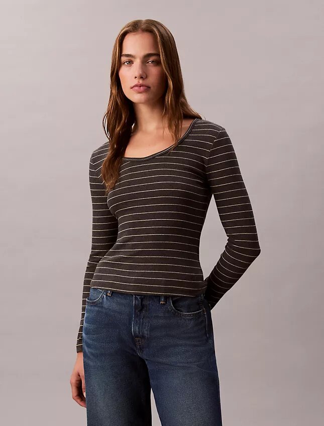 Camiseta de cuello en U con ribete contorneado de algodón Camiseta de cuello en U con ribete contorneado de algodón