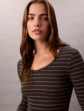 Camiseta de cuello en U con ribete contorneado de algodón
