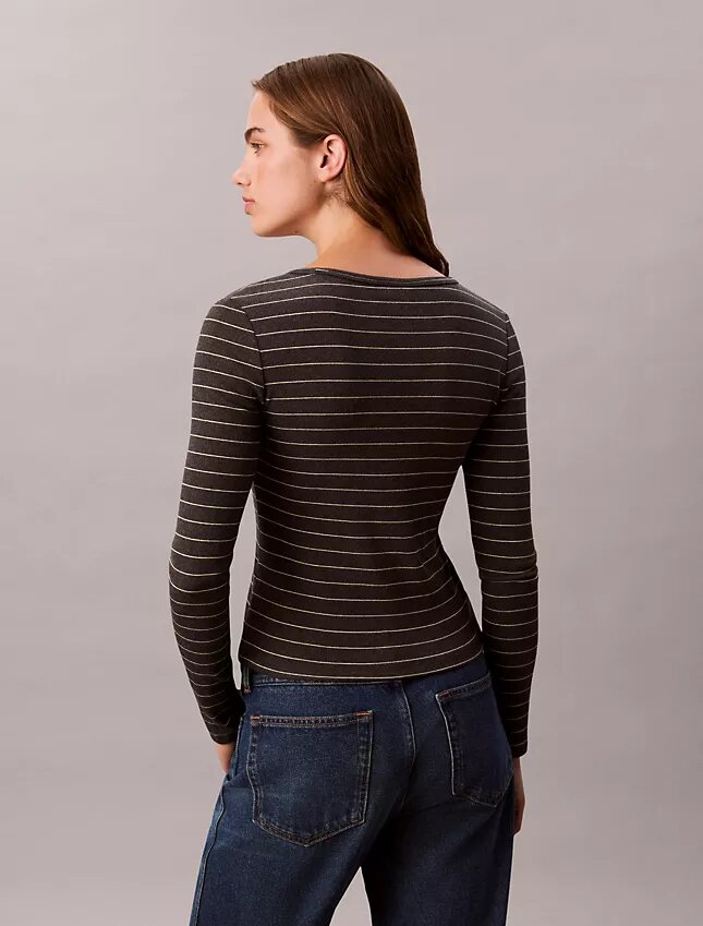 Camiseta de cuello en U con ribete contorneado de algodón Camiseta de cuello en U con ribete contorneado de algodón